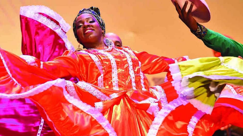 El Golpe Chocoano, una agrupación de chirimía que viene de Bagadó, sobre la tarima del festival, en la Ciudadela Petronio. Con sus trajes muestran las tradiciones y costumbres de su región. 