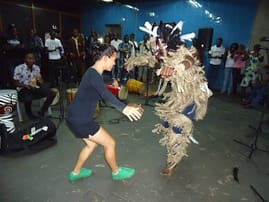 Venezolanos y africanos danzando juntos