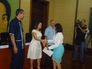 Estudiantes reciben sus diplomas