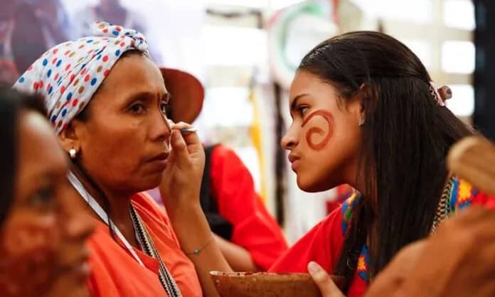 Mujeres indígenas maquillandose. Imagen elcampesino.co
