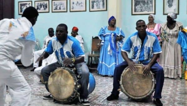 Es el “minuet” y el “rigodón”, entre otros bailes de la aristocracia francesa, transfigurados por los instrumentos de origen africano y pasados por el ardiente ritmo de la sangre cubana.